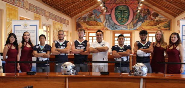 El coach de RB´s Hugo Canseco con los jugadores: Borda (49), Torres (33), Gabriel (27), Rivas (24) y Arellano (26)